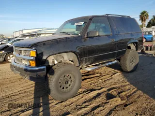 1998 Chevrolet Tahoe z VIN 3GNEK18R6WG102052, wystawiony jako Copart lot #77485244 z przebiegiem 187 542 mil mil oraz Szkoda całkowita • Salvage title. Historia ofert i sprzedaży dostępna na DreamBid. Obrazek 1.