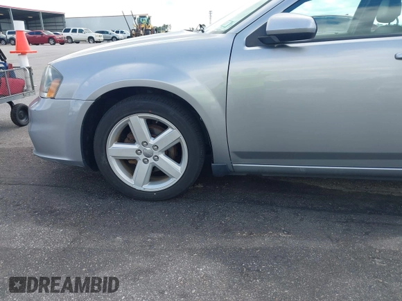 2013 Dodge Avenger SXT z VIN 1C3CDZCG7DN742374, wystawiony jako IAAI lot #42349766 z przebiegiem 110 867 mil mil oraz . Historia ofert i sprzedaży dostępna na DreamBid. Obrazek 14.