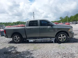 2013 Ram 1500 Express z VIN 1C6RR6KT2DS562992, wystawiony jako IAAI lot #42345919 z przebiegiem 246 114 mil mil oraz . Historia ofert i sprzedaży dostępna na DreamBid. Obrazek 13.