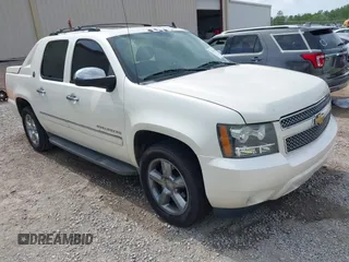 2013 Chevrolet Avalanche LTZ z VIN 3GNTKGE73DG140140, wystawiony jako IAAI lot #42114905 z przebiegiem 216 398 mil mil oraz . Historia ofert i sprzedaży dostępna na DreamBid. Obrazek 1.