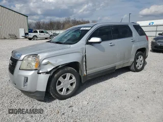2014 GMC Terrain SLE z VIN 2GKALMEK1E6161893, wystawiony jako Copart lot #49116115 z przebiegiem 135 490 mil mil oraz Szkody całkowita. Historia ofert i sprzedaży dostępna na DreamBid. Obrazek 1.