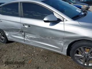 2017 Hyundai Elantra Limited z VIN 5NPD84LF6HH062986, wystawiony jako IAAI lot #41913822 z przebiegiem 163 618 mil mil oraz . Historia ofert i sprzedaży dostępna na DreamBid. Obrazek 6.