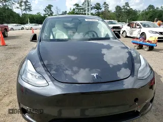 2024 Tesla Model Y Long Range z VIN 7SAYGAEE7RF123224, wystawiony jako Copart lot #58410545 z przebiegiem Nie podano mil oraz Szkoda całkowita • Salvage title. Historia ofert i sprzedaży dostępna na DreamBid. Obrazek 13.