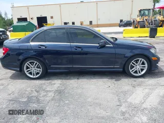 2014 Mercedes-Benz C 250 Sport z VIN WDDGF4HB9EA959513, wystawiony jako IAAI lot #42413556 z przebiegiem 144 773 mil mil oraz . Historia ofert i sprzedaży dostępna na DreamBid. Obrazek 13.