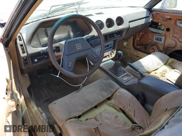 1982 Datsun 280ZX z VIN JN1HZ04S0CX433451, wystawiony jako Copart lot #53912864 z przebiegiem 200 629 mil mil oraz Tytuł czysty. Historia ofert i sprzedaży dostępna na DreamBid. Obrazek 8.