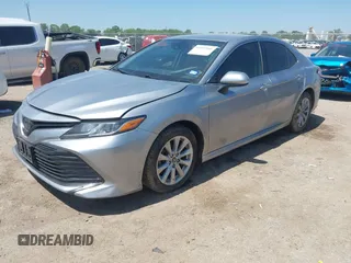 2019 Toyota Camry LE z VIN 4T1B11HK8KU789295, wystawiony jako IAAI lot #41993966 z przebiegiem 94 165 mil mil oraz . Historia ofert i sprzedaży dostępna na DreamBid. Obrazek 2.