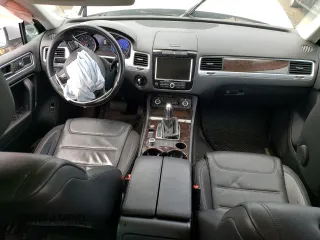 2013 Volkswagen Touareg Exec z VIN WVGEF9BP6DD011274, wystawiony jako Copart lot #50680105 z przebiegiem 96 336 mil mil oraz Szkody całkowita. Historia ofert i sprzedaży dostępna na DreamBid. Obrazek 8.