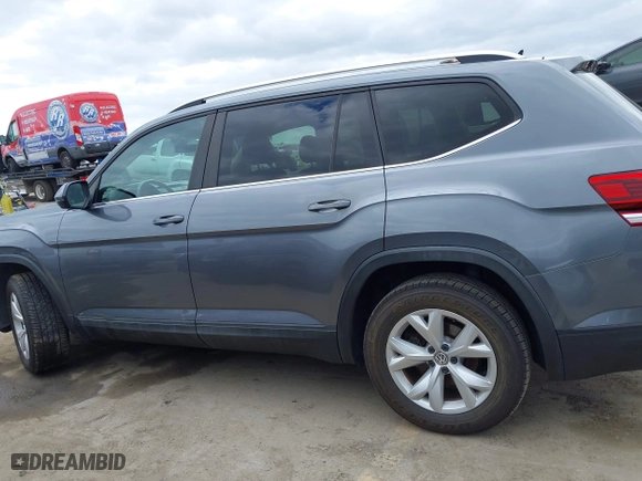 2018 Volkswagen Atlas 3.6L V6 SE with VIN 1V2LR2CA4JC560878, listed as a IAAI auction lot 42064189 with 142,834 mi miles. Bid and sale history available at carsss.com. Image 14.
