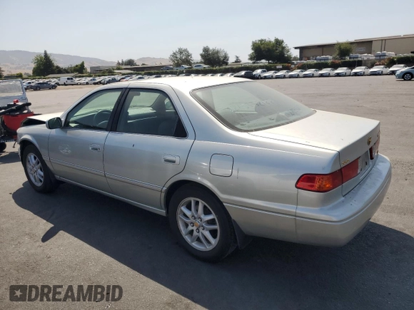 2000 Toyota Camry LE z VIN JT2BF28K5Y0261315, wystawiony jako Copart lot #59607935 z przebiegiem 87 184 mil mil oraz Szkoda całkowita • Salvage title. Historia ofert i sprzedaży dostępna na DreamBid. Obrazek 2.