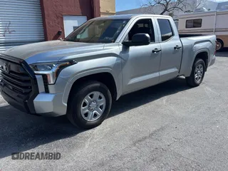 2022 Toyota Tundra SR z VIN 5TFKB5AA7NX016492, wystawiony jako Copart lot #53257685 z przebiegiem 16 896 mil mil oraz Czysty tytuł • Clean title. Historia ofert i sprzedaży dostępna na DreamBid. Obrazek 2.