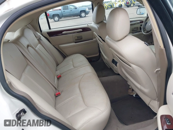 2005 Lincoln Town Car Signature Limited z VIN 1LNHM82W75Y640718, wystawiony jako IAAI lot #42344956 z przebiegiem 150 659 mil mil oraz . Historia ofert i sprzedaży dostępna na DreamBid. Obrazek 8.