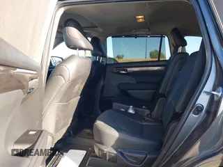 2024 Toyota Highlander LE z VIN 5TDKDRAH7RS534256, wystawiony jako IAAI lot #41609608 z przebiegiem 6 255 mil mil oraz . Historia ofert i sprzedaży dostępna na DreamBid. Obrazek 8.