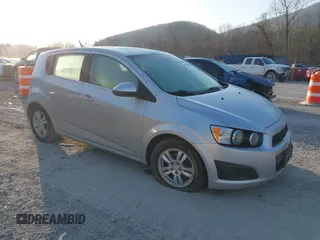 2012 Chevrolet Sonic LT z VIN 1G1JD6SB5C4179006, wystawiony jako IAAI lot #41785200 z przebiegiem 241 164 mil mil oraz . Historia ofert i sprzedaży dostępna na DreamBid. Obrazek 1.
