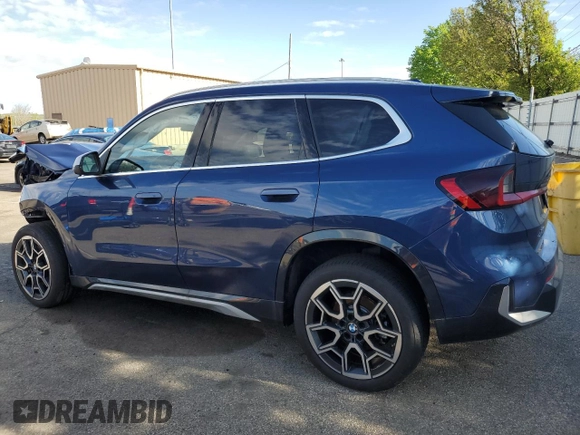 2024 BMW X1 xDrive28i z VIN WBX73EF0XR5017143, wystawiony jako Copart lot #54323325 z przebiegiem 5 411 mil mil oraz Szkoda całkowita • Salvage title. Historia ofert i sprzedaży dostępna na DreamBid. Obrazek 2.