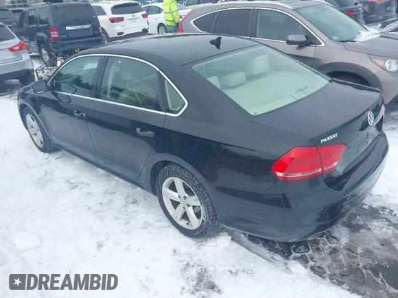 2013 Volkswagen Passat SE z VIN 1VWBP7A39DC047714, wystawiony jako IAAI lot #41577301 z przebiegiem 162 164 mil mil oraz . Historia ofert i sprzedaży dostępna na DreamBid. Obrazek 3.
