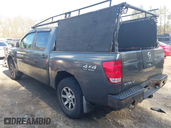 2005 Nissan Titan LE with VIN 1N6AA07B35N553838, listed as a IAAI auction lot 42101718 with 123,800 mi miles. Bid and sale history available at carsss.com. Image 3.