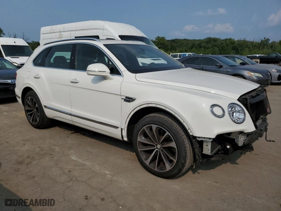 2019 Bentley Bentayga V8 with VIN SJAAM2ZV0KC026930, listed as a Copart auction lot 67771734 with 0 miles and Salvage Title. Bid and sale history available at carsss.com. Image 4.