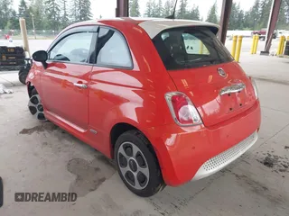 2017 FIAT 500e z VIN 3C3CFFGE2HT546074, wystawiony jako IAAI lot #42269995 z przebiegiem 42 782 mil mil oraz . Historia ofert i sprzedaży dostępna na DreamBid. Obrazek 3.