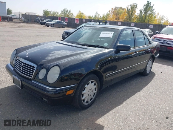 1998 Mercedes-Benz E-Class with VIN WDBJF65F0WA476690, listed as a IAAI auction lot 40646024 with 199,593 mi miles. Bid and sale history available at carsss.com. Image 2.