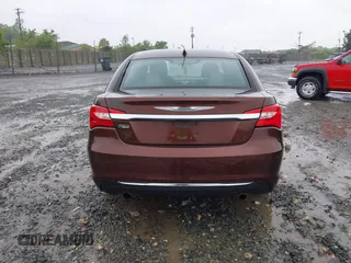 2013 Chrysler 200 Touring z VIN 1C3CCBBG1DN569415, wystawiony jako IAAI lot #42212670 z przebiegiem 125 959 mil mil oraz . Historia ofert i sprzedaży dostępna na DreamBid. Obrazek 16.