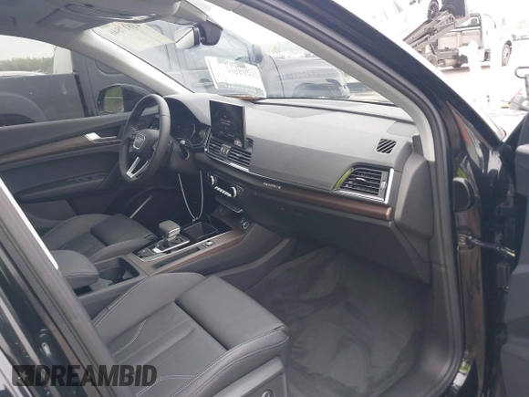 2024 Audi Q5 S line Premium z VIN WA1GAAFY0R2145033, wystawiony jako IAAI lot #41817546 z przebiegiem 1 277 mil mil oraz . Historia ofert i sprzedaży dostępna na DreamBid. Obrazek 5.