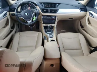 2015 BMW X1 xDrive28i z VIN WBAVL1C5XFVY35591, wystawiony jako Copart lot #59353955 z przebiegiem 86 462 mil mil oraz Tytuł czysty. Historia ofert i sprzedaży dostępna na DreamBid. Obrazek 8.