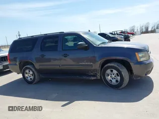 2010 Chevrolet Suburban LS z VIN 1GNUKHE36AR207087, wystawiony jako IAAI lot #41729820 z przebiegiem 266 177 mil mil oraz . Historia ofert i sprzedaży dostępna na DreamBid. Obrazek 13.