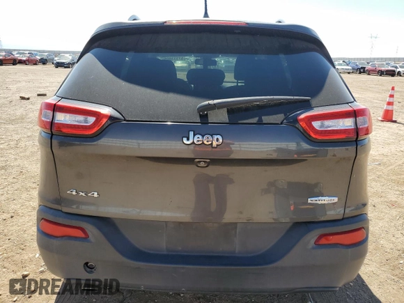 2015 Jeep Cherokee Latitude z VIN 1C4PJMCB2FW734385, wystawiony jako Copart lot #57333805 z przebiegiem 121 249 mil mil oraz Szkoda całkowita • Salvage title. Historia ofert i sprzedaży dostępna na DreamBid. Obrazek 6.