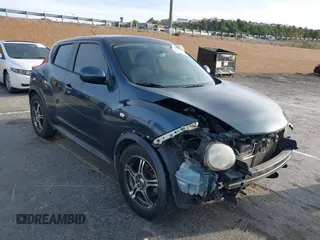 2013 Nissan Juke SV z VIN JN8AF5MR0DT213757, wystawiony jako IAAI lot #41681287 z przebiegiem 158 518 mil mil oraz . Historia ofert i sprzedaży dostępna na DreamBid. Obrazek 1.