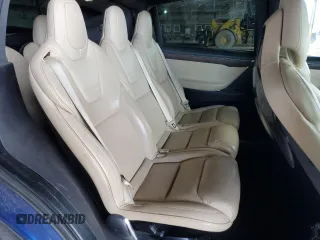 2016 Tesla Model X 70D z VIN 5YJXCAE20GF002753, wystawiony jako Copart lot #50954795 z przebiegiem 77 256 mil mil oraz Szkody całkowita. Historia ofert i sprzedaży dostępna na DreamBid. Obrazek 12.