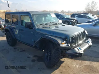 2024 Jeep Wrangler Willys z VIN 1C4RJXN66RW369353, wystawiony jako IAAI lot #41035725 z przebiegiem 1 352 mil mil oraz . Historia ofert i sprzedaży dostępna na DreamBid. Obrazek 1.