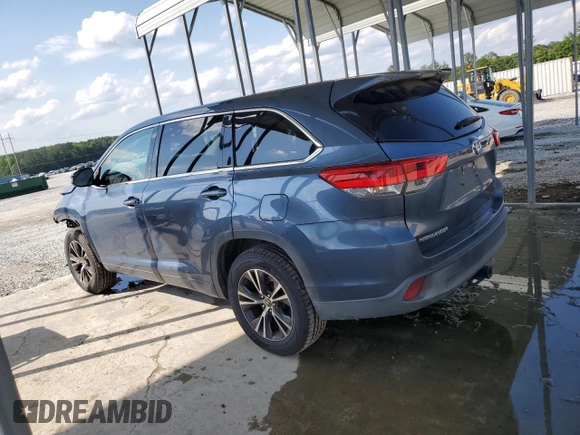 2018 Toyota Highlander LE z VIN 5TDZZRFH8JS235257, wystawiony jako Copart lot #56845205 z przebiegiem 136 194 mil mil oraz Szkoda całkowita • Salvage title. Historia ofert i sprzedaży dostępna na DreamBid. Obrazek 2.