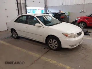 2003 Toyota Camry LE z VIN 4T1BF30K43U050242, wystawiony jako IAAI lot #41808153 z przebiegiem 151 151 mil mil oraz . Historia ofert i sprzedaży dostępna na DreamBid. Obrazek 1.