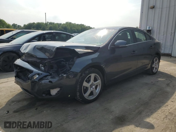 2013 Volvo S60 T5 Premier z VIN YV1612FS9D2189196, wystawiony jako Copart lot #59529975 z przebiegiem 109 078 mil mil oraz Czysty tytuł • Clean title. Historia ofert i sprzedaży dostępna na DreamBid. Obrazek 1.