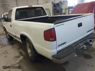 2000 Chevrolet S-10 LS with VIN 1GCCS144XYK137103, listed as a IAAI auction lot 41391321 with 128,146 mi miles. Bid and sale history available at carsss.com. Image 3.