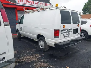 2007 Ford Econoline Cargo Commercial z VIN 1FTNE24L57DA71009, wystawiony jako IAAI lot #42333263 z przebiegiem 184 489 mil mil oraz . Historia ofert i sprzedaży dostępna na DreamBid. Obrazek 3.