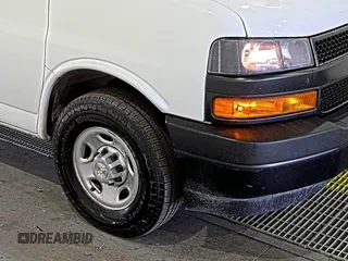 2021 Chevrolet Express Cargo z VIN 1GCWGAFP1M1303403, wystawiony jako IAAI lot #42672932 z przebiegiem 65 051 mil mil oraz . Historia ofert i sprzedaży dostępna na DreamBid. Obrazek 10.