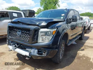 2017 Nissan Titan Platinum Reserve z VIN 1N6AA1F43HN500781, wystawiony jako IAAI lot #42220311 z przebiegiem 133 612 mil mil oraz . Historia ofert i sprzedaży dostępna na DreamBid. Obrazek 2.