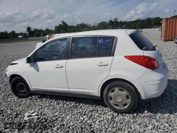 2009 Nissan Versa S z VIN 3N1BC13E79L490369, wystawiony jako Copart lot #51960035 z przebiegiem 160 125 mil mil oraz Nie do naprawy • Non repairable. Historia ofert i sprzedaży dostępna na DreamBid. Obrazek 2.