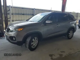 2013 Kia Sorento LX z VIN 5XYKT3A63DG411736, wystawiony jako Copart lot #58045655 z przebiegiem 153 664 mil mil oraz Tytuł czysty. Historia ofert i sprzedaży dostępna na DreamBid. Obrazek 1.