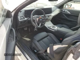 2024 BMW 4 Series 430i z VIN WBA23AT04RCN54796, wystawiony jako Copart lot #87837505 z przebiegiem 24 341 mil mil oraz Szkody całkowita. Historia ofert i sprzedaży dostępna na DreamBid. Obrazek 8.