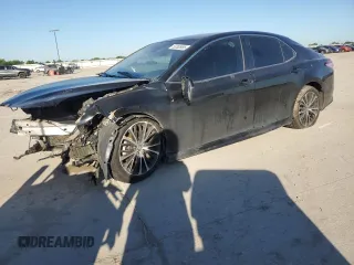 2020 Toyota Camry SE z VIN 4T1G11AK7LU350140, wystawiony jako Copart lot #56385985 z przebiegiem 143 638 mil mil oraz Czysty tytuł • Clean title. Historia ofert i sprzedaży dostępna na DreamBid. Obrazek 1.