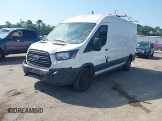 2015 Ford Transit Cargo z VIN 1FTNR2CM8FKA48994, wystawiony jako IAAI lot #42530112 z przebiegiem 207 506 mil mil oraz . Historia ofert i sprzedaży dostępna na DreamBid. Obrazek 2.
