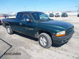 1999 Dodge Dakota SLT z VIN 1B7GL22X0XS128071, wystawiony jako IAAI lot #42010239 z przebiegiem 150 495 mil mil oraz . Historia ofert i sprzedaży dostępna na DreamBid. Obrazek 1.