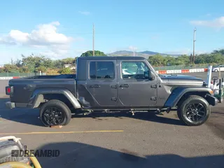 2023 Jeep Gladiator Sport S z VIN 1C6HJTAG4PL507092, wystawiony jako IAAI lot #41221714 z przebiegiem 29 566 mil mil oraz . Historia ofert i sprzedaży dostępna na DreamBid. Obrazek 13.