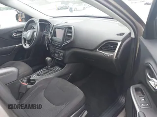 2019 Jeep Cherokee Latitude z VIN 1C4PJLCB2KD120503, wystawiony jako IAAI lot #42206232 z przebiegiem 115 714 mil mil oraz . Historia ofert i sprzedaży dostępna na DreamBid. Obrazek 5.