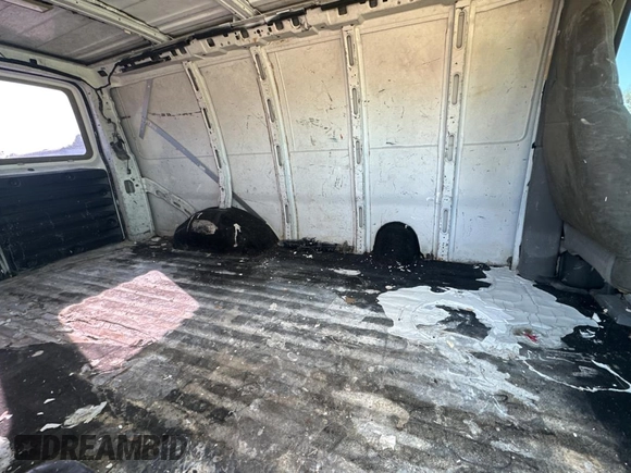 2003 GMC Savana Cargo z VIN 1GTHG35U431113170, wystawiony jako Copart lot #88987945 z przebiegiem 293 807 mil mil oraz Tytuł czysty. Historia ofert i sprzedaży dostępna na DreamBid. Obrazek 6.