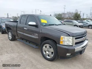 2011 Chevrolet Silverado 1500 LT with VIN 1GCRCSE09BZ204409, listed as a IAAI auction lot 41564976 with 190,668 mi miles. Bid and sale history available at carsss.com. Image 1.