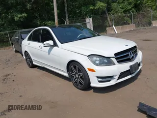 2014 Mercedes-Benz C 300 Sport z VIN WDDGF8AB7EG225824, wystawiony jako IAAI lot #42494038 z przebiegiem 126 491 mil mil oraz . Historia ofert i sprzedaży dostępna na DreamBid. Obrazek 1.
