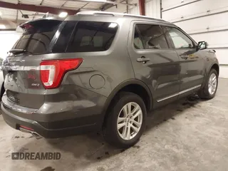 2018 Ford Explorer XLT z VIN 1FM5K8D83JGB43172, wystawiony jako IAAI lot #42337827 z przebiegiem 113 730 mil mil oraz . Historia ofert i sprzedaży dostępna na DreamBid. Obrazek 4.